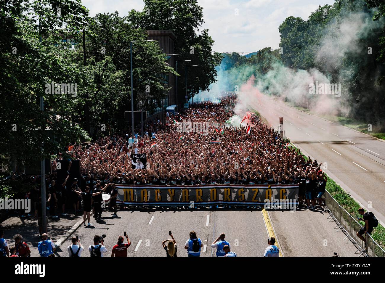 Stoccarda, Stoccarda. 19 giugno 2024. In una dimostrazione di unità e passione calcistica, i tifosi provenienti da Germania e Ungheria si sono riuniti a Stoccarda il 19 giugno 2024 per sostenere le loro squadre nella partita UEFA EURO 2024. Le bandiere tedesche e ungheresi erano tenute in alto mentre i fan di entrambi i lati cantavano e cantavano, creando una scena vivace e festosa. (Immagine di credito: © Ralph Pache/PRESSCOV tramite ZUMA Press Wire) SOLO PER USO EDITORIALE! Non per USO commerciale! Foto Stock