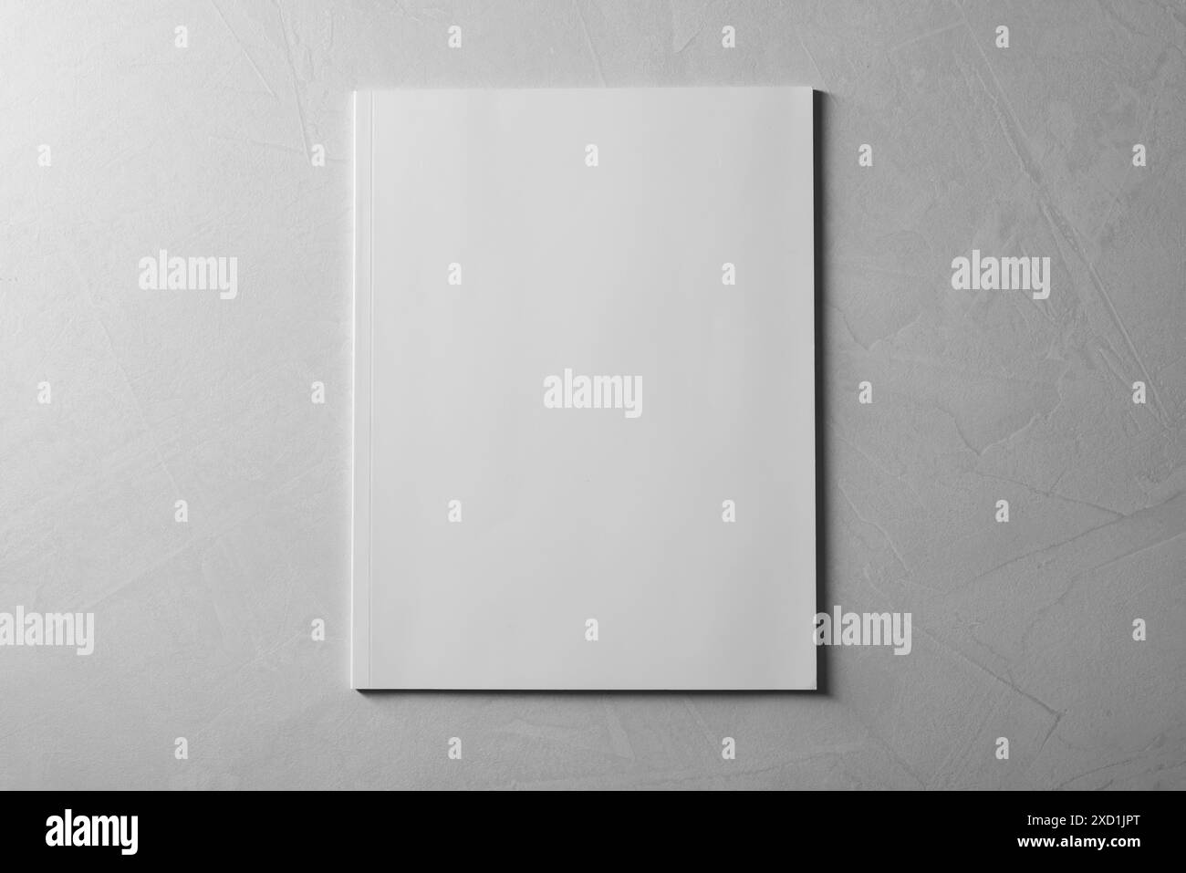 Fogli di carta bianchi su sfondo grigio testurizzato, vista dall'alto. Mockup per il design Foto Stock