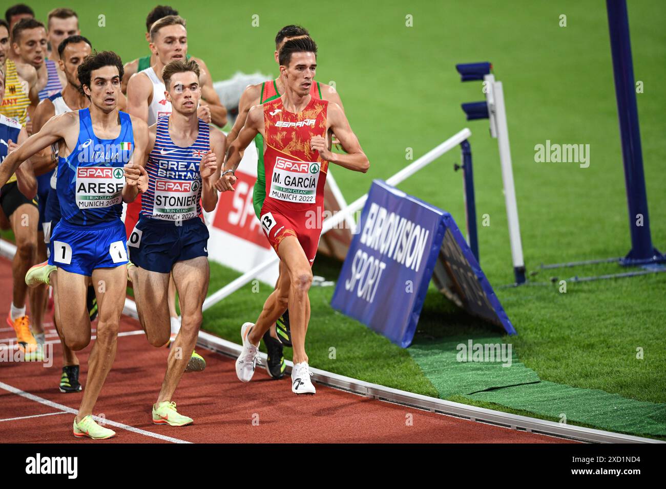 Mario Garcia (Spagna), Matthew Stonier (Regno Unito), Pietro Arese (Italia). riscaldatori da 1500 m. Campionati europei di atletica leggera di Monaco 2022 Foto Stock