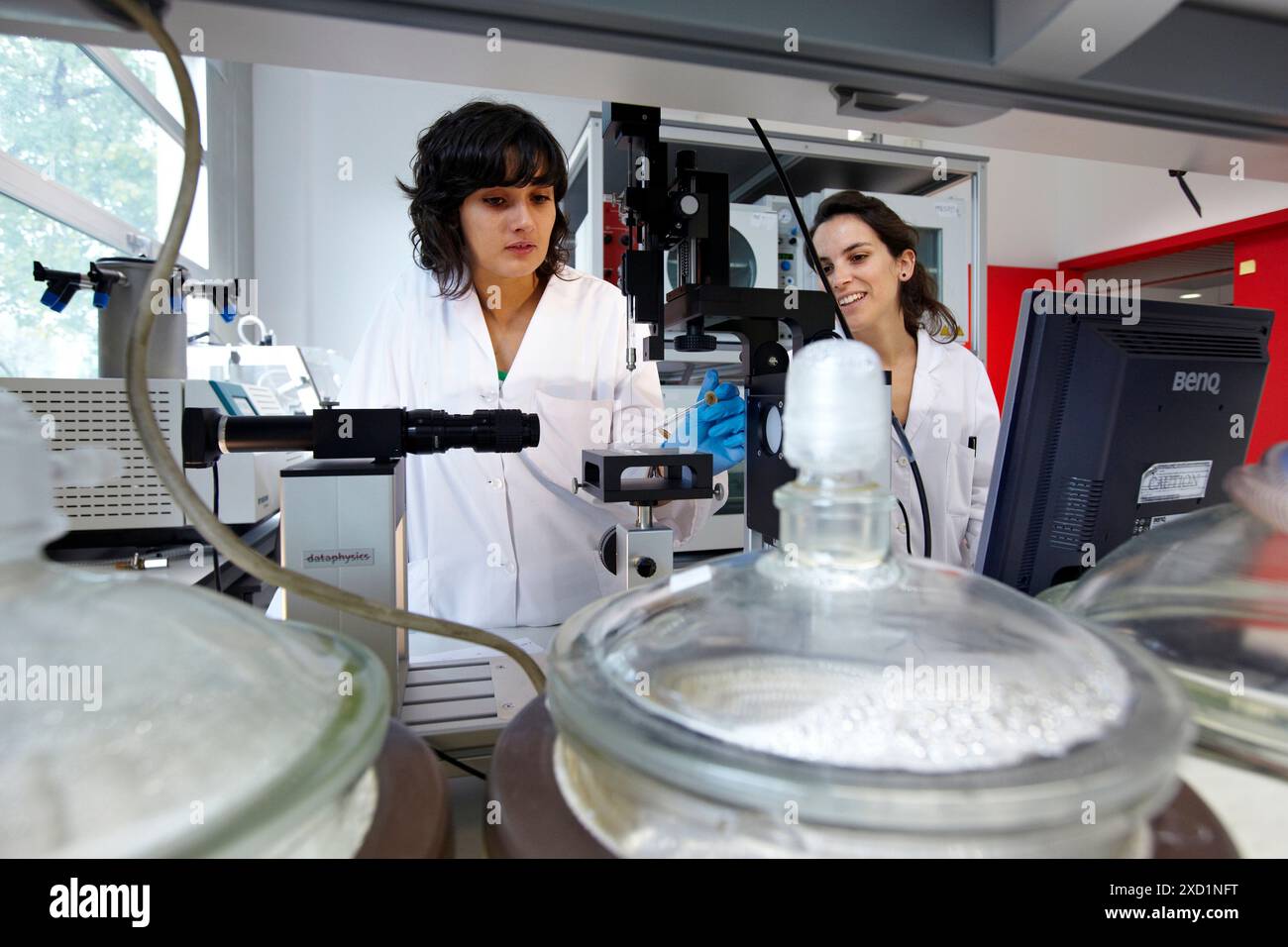 Analisi delle superfici e caratterizzazione dei materiali nel laboratorio polimerico, goniometro ad angolo di contatto, Materials Physics Center è un centro congiunto della Spa Foto Stock