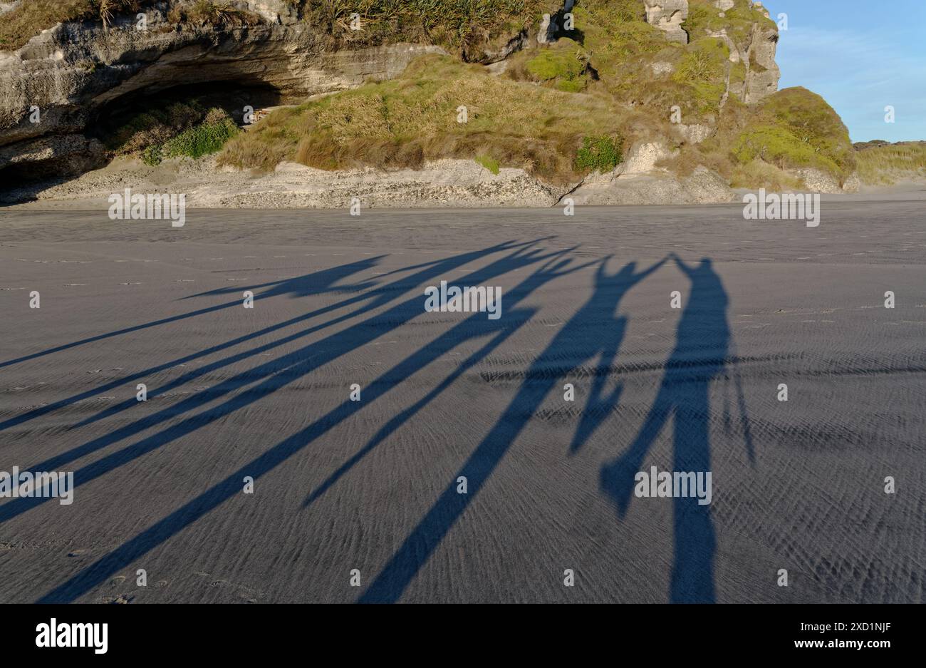 Ombra di sabbia, un gruppo di ombre di persone sulla spiaggia di sabbia Foto Stock