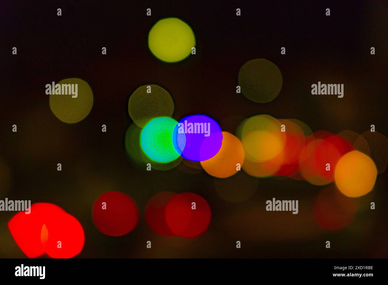 immagine astratta di luci di colori diversi con sfocatura per creare forme geometriche circolari Foto Stock