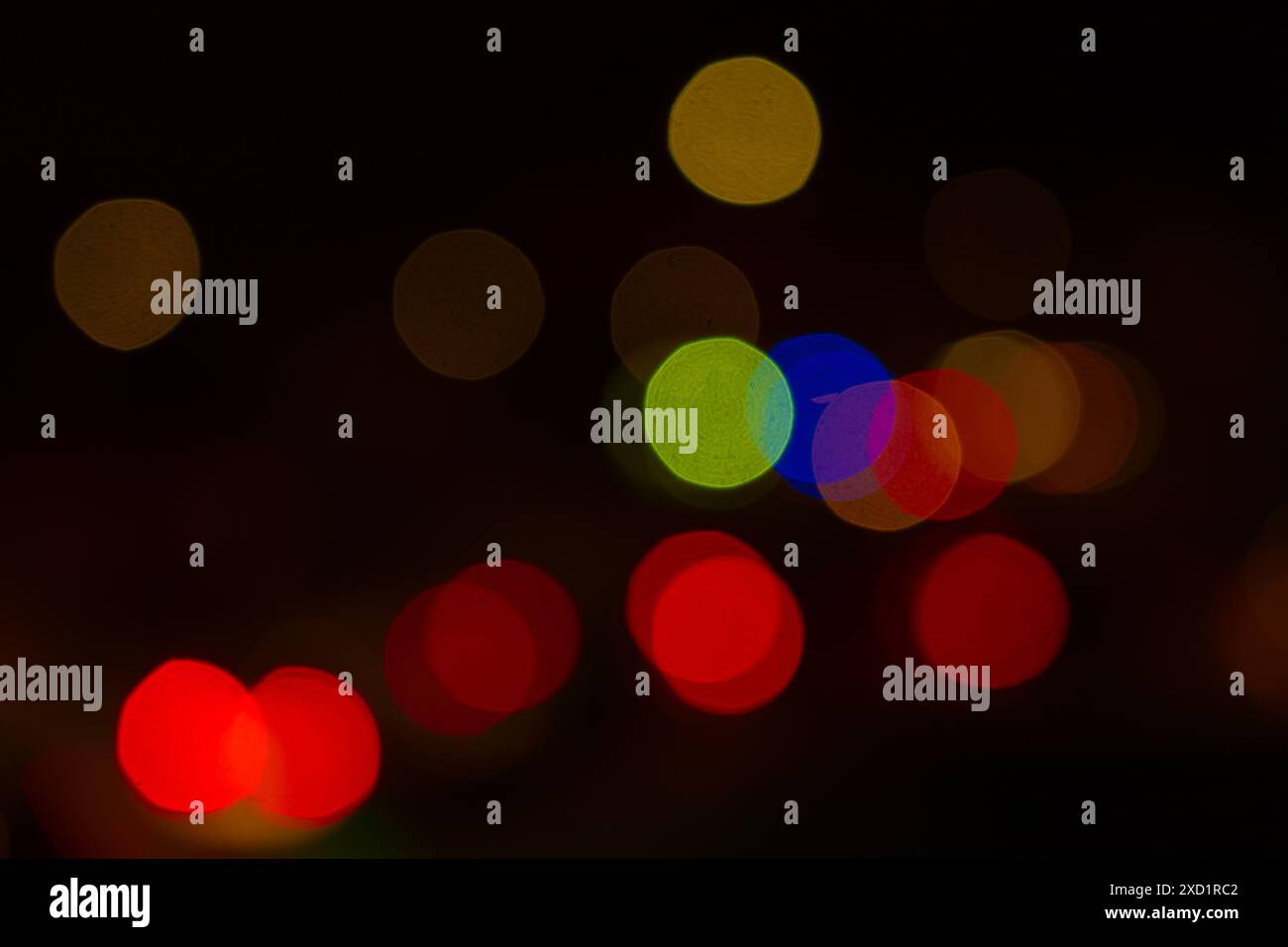 immagine astratta di luci di colori diversi con sfocatura per creare forme geometriche circolari Foto Stock