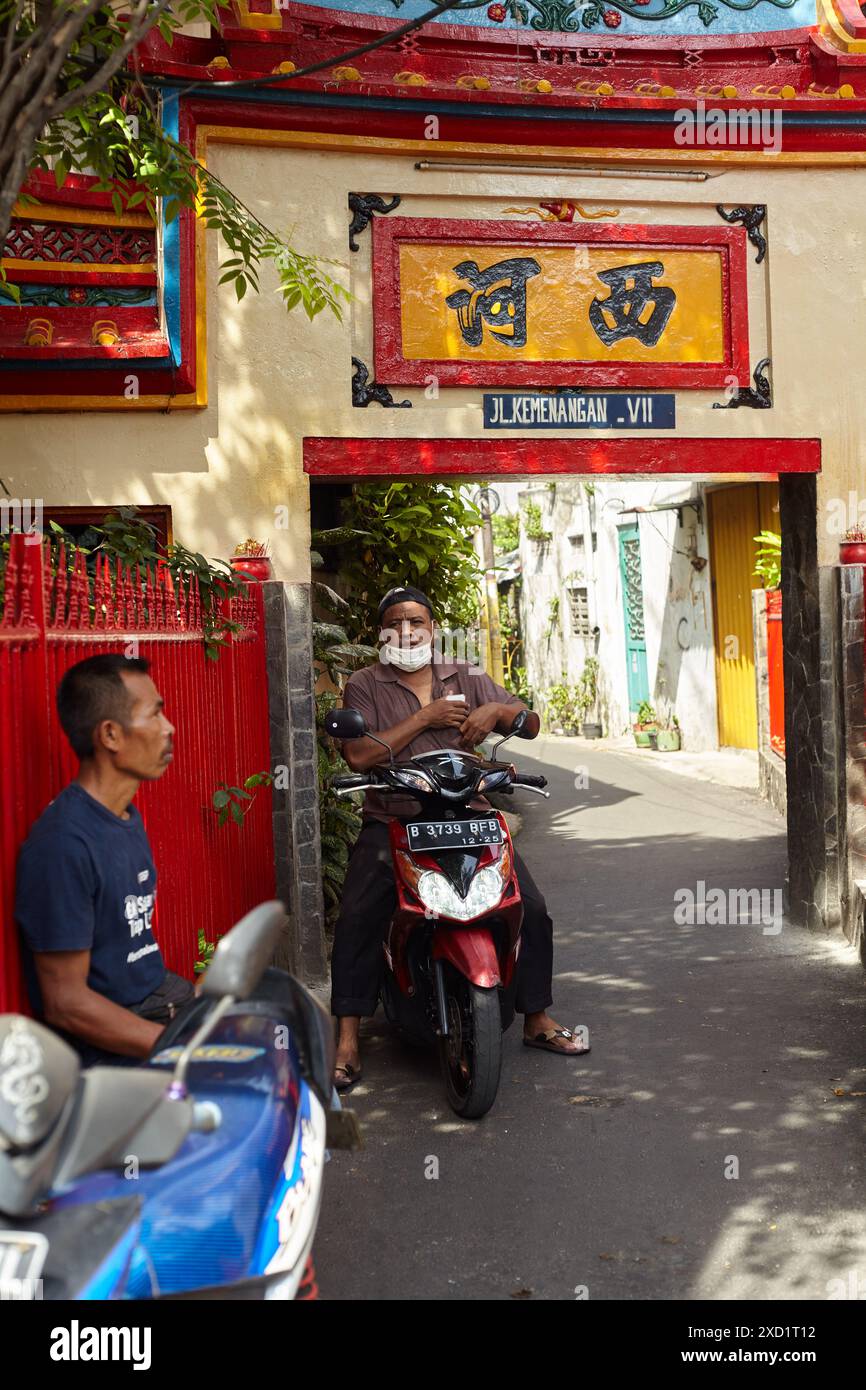 Attività dei residenti locali all'ingresso di un vicolo a Chinatown Foto Stock