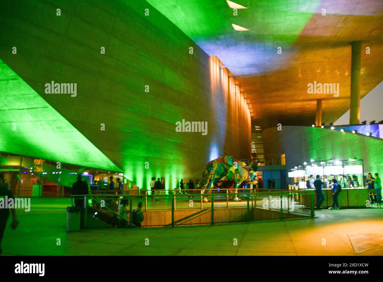 19 giugno 2024, Rio De Janeiro, Rio De Janeiro, Brasile: RIO DE JANEIRO 06/19/2024 Ã¢â‚¬' EVENTO/ENERGIA/VERTICE 2024- movimento durante l'evento globale dell'innovazione e dell'imprenditorialità nel settore dell'energia e della sostenibilità, tenutosi a Cidade das Artes, zona occidentale della città di Rio de Janeiro, la riunione sull'innovazione energetica e l'imprenditorialità globale, che determinerà il corso dei prossimi passi nella transizione energetica e nella sostenibilità nel mondo. Con oltre 70 ore di contenuti, 5 palcoscenici tematici, oltre 30 relatori e 5,000mÃ‚Â² dell'area espositiva, questo mercoledì 19 giugno 2024. (Foto: Faus Foto Stock