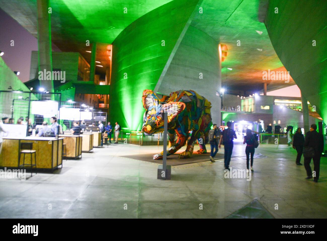 19 giugno 2024, Rio De Janeiro, Rio De Janeiro, Brasile: RIO DE JANEIRO 06/19/2024 Ã¢â‚¬' EVENTO/ENERGIA/VERTICE 2024- movimento durante l'evento globale dell'innovazione e dell'imprenditorialità nel settore dell'energia e della sostenibilità, tenutosi a Cidade das Artes, zona occidentale della città di Rio de Janeiro, la riunione sull'innovazione energetica e l'imprenditorialità globale, che determinerà il corso dei prossimi passi nella transizione energetica e nella sostenibilità nel mondo. Con oltre 70 ore di contenuti, 5 palcoscenici tematici, oltre 30 relatori e 5,000mÃ‚Â² dell'area espositiva, questo mercoledì 19 giugno 2024. (Foto: Faus Foto Stock