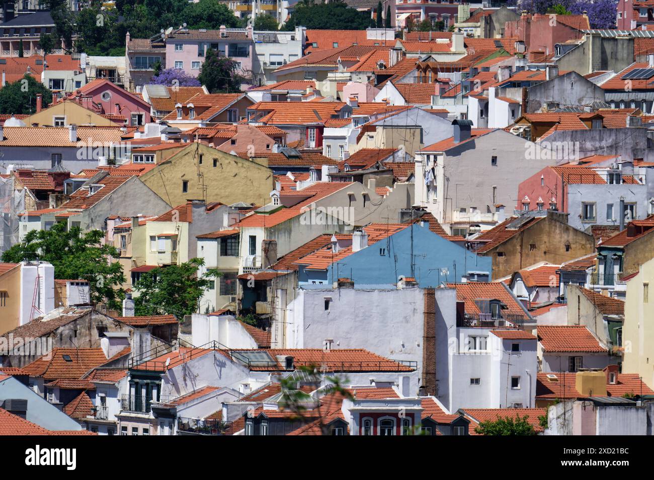 vista aerea dei vecchi edifici bianchi e pastello con tetti di tegole rosse nell'affascinante e tortuosa città vecchia di lisbona Foto Stock