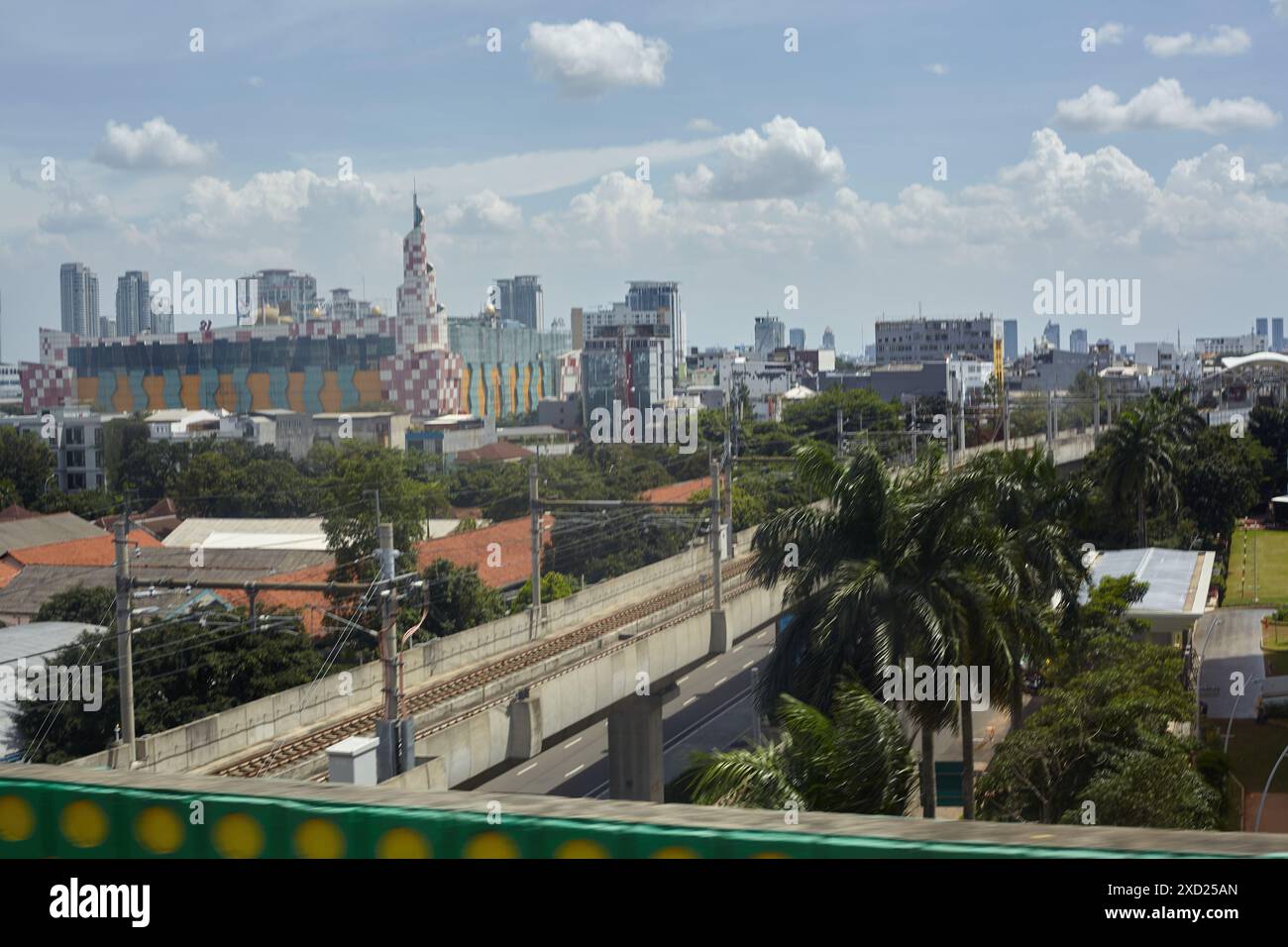Vista di un angolo della città sud di Giacarta vista dalla cima del ponte Foto Stock