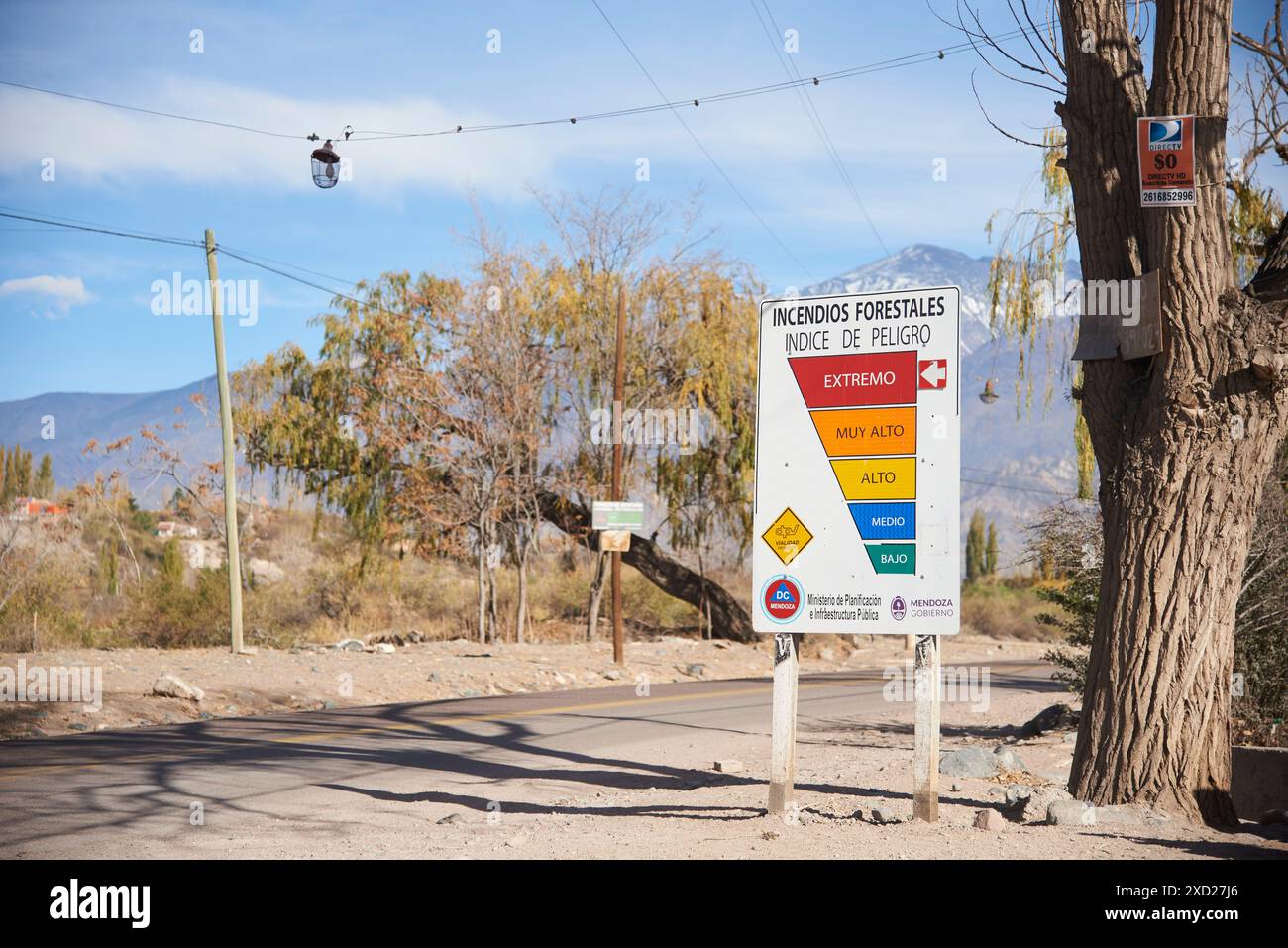 5 giugno 2023, Potrerillos, Mendoza, Argentina: Cartello informativo che indica l'indice di pericolo di incendio boschivo nella zona. La freccia indica un rischio estremo. Foto Stock