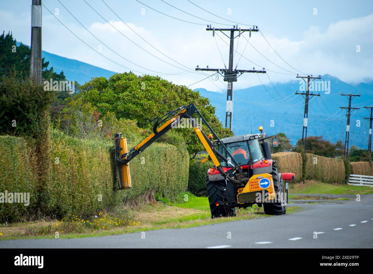 Tagliasiepi industriale sul trattore Foto Stock