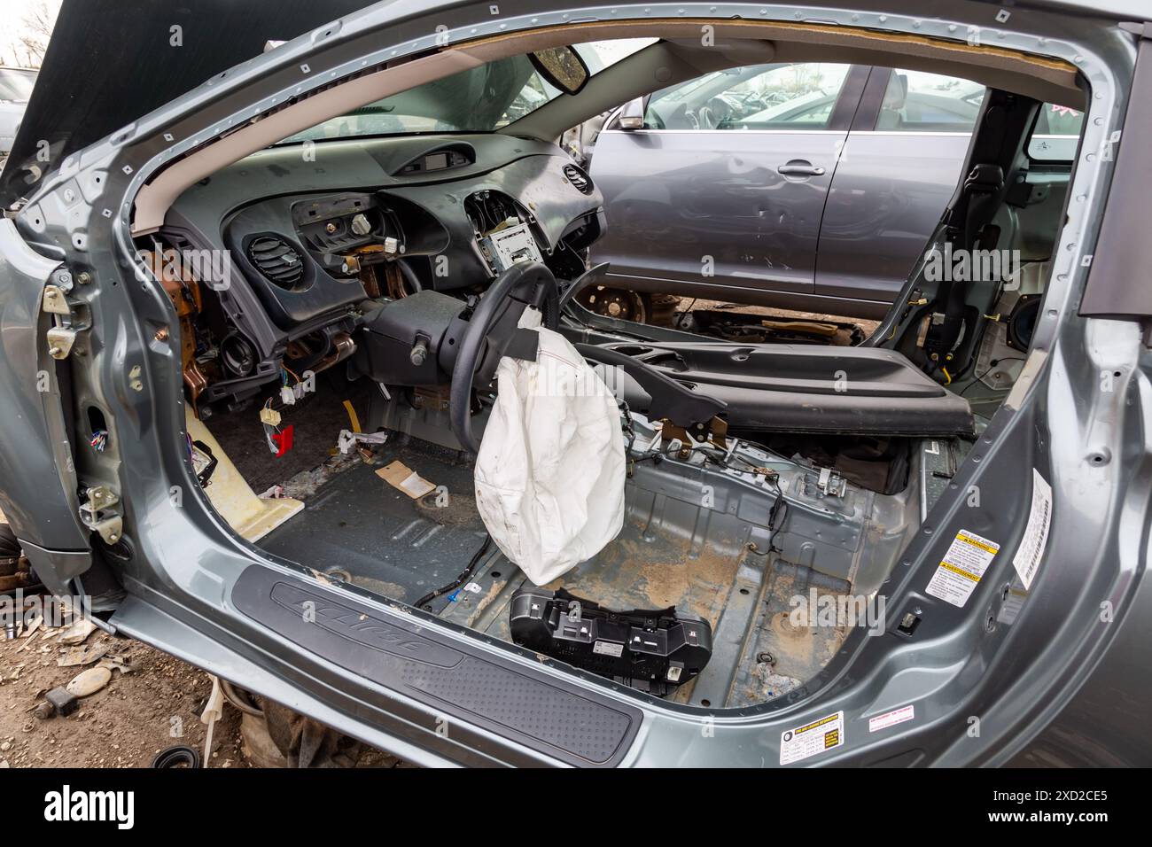 L'interno di un'auto Mitsubishi Eclipse distrutta in una discarica. Foto Stock