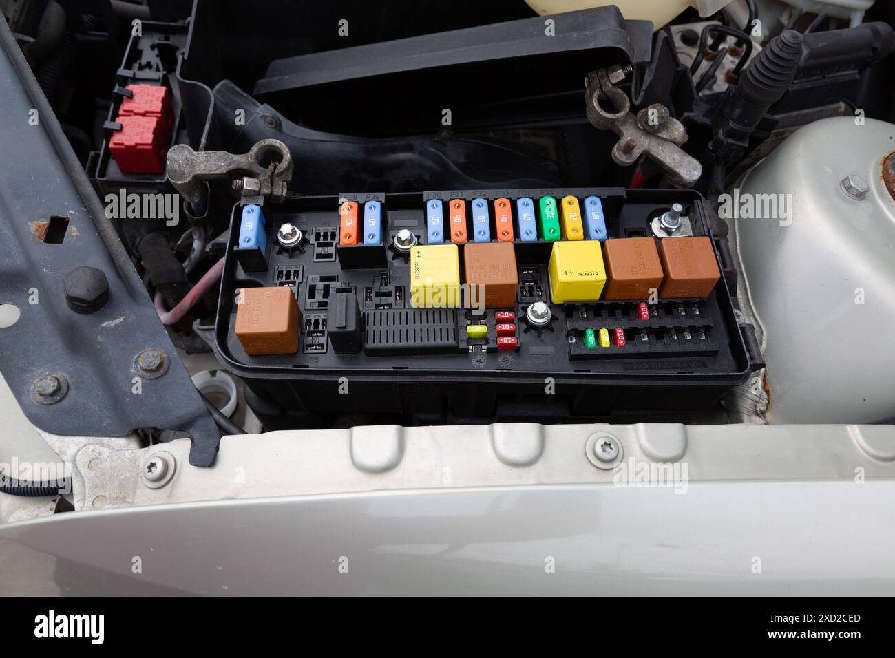 Una scatola fusibili Delphi aperta in un'automobile della General Motors. Foto Stock