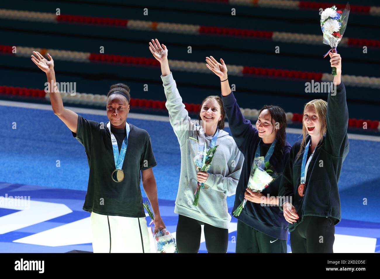 Indianapolis, Indiana, Stati Uniti. 19 giugno 2024. Simone Manuel (da sinistra) Kate Douglass, Torri Husky, e Gretchen Walsh saltano alla folla dopo aver conquistato i primi posti nella finale femminile di 100 metri freestyle durante le prove di nuoto della squadra olimpica degli Stati Uniti al Lucas Oil Stadium di Indianapolis, Indiana. (Credit Image: © David G. McIntyre/ZUMA Press Wire) SOLO PER USO EDITORIALE! Non per USO commerciale! Crediti: ZUMA Press, Inc./Alamy Live News Foto Stock