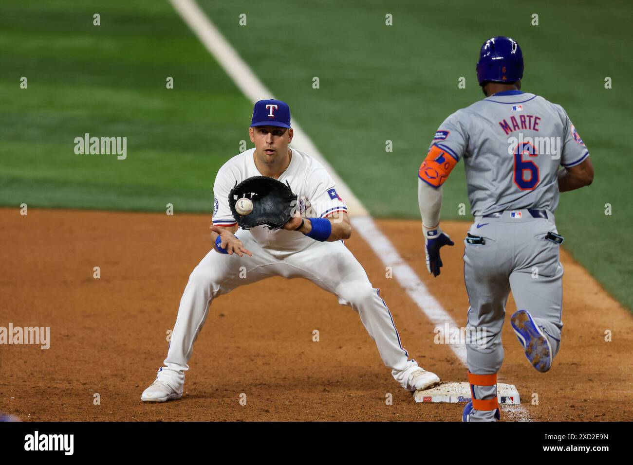 Arlington, Texas, Stati Uniti. 19 giugno 2024. Nathaniel Lowe (30), prima base dei Texas Rangers, viene messo fuori gioco durante il nono inning in una partita tra i New York Mets e i Texas Rangers al Globe Life Field di Arlington, Texas. Freddie Beckwith/CSM/Alamy Live News Foto Stock