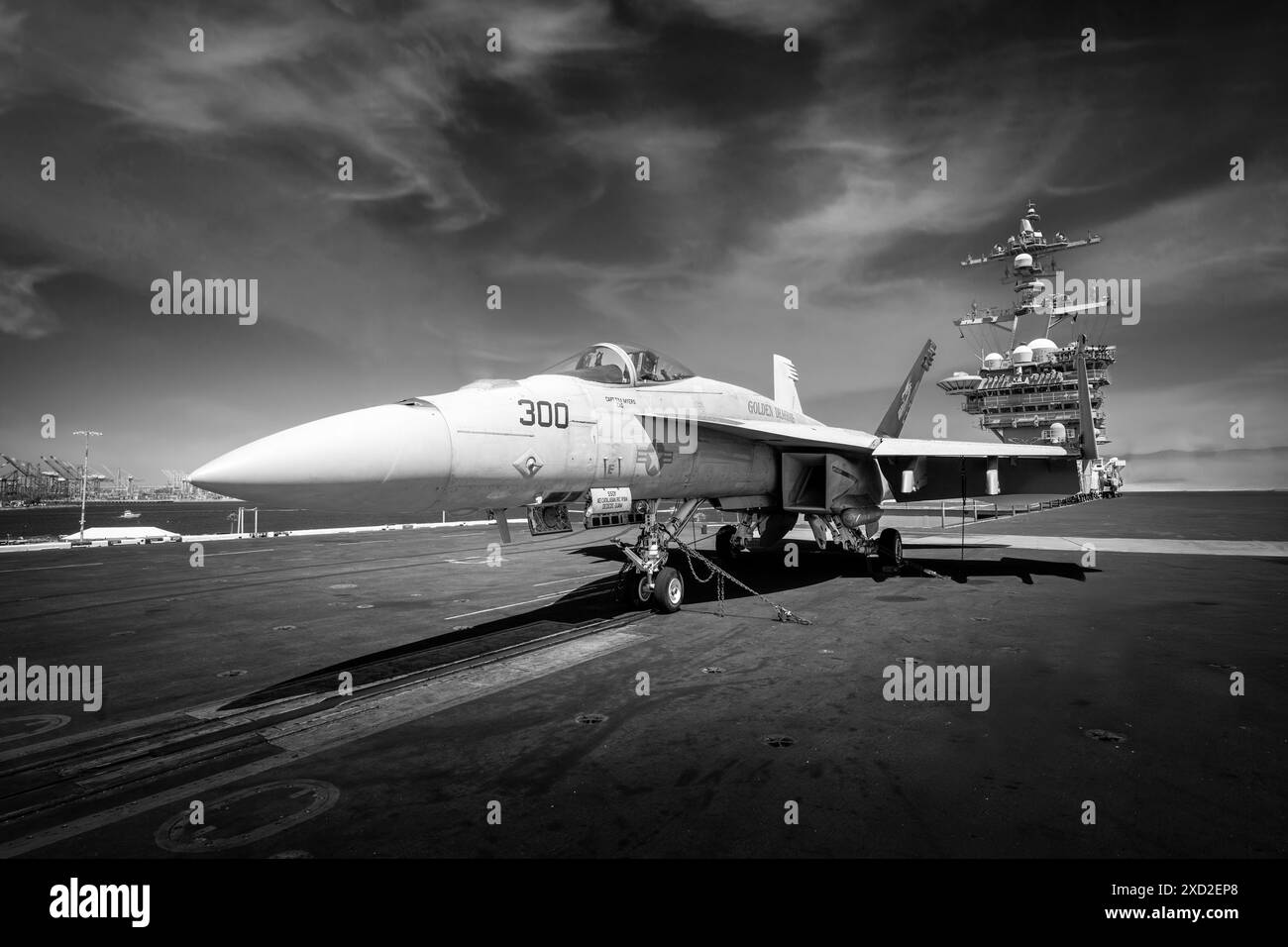 F-18 caccia jet - Los Angeles, California - Stati Uniti - 27 maggio 2024 - sul ponte di volo della USS Carl Vinson (CVN 70) Black and White Foto Stock