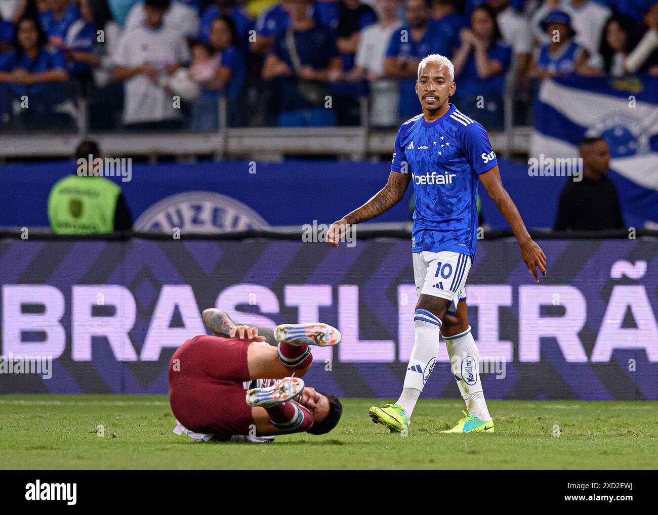 Belo Horizonte, Brasile. 19 giugno 2024. Matheus Pereira di Cruzeiro osserva il tedesco Cano di Fluminense, durante la partita tra Cruzeiro e Fluminense, per la serie A 20234 brasiliana allo Stadio Mineirao, a Belo Horizonte il 19 giugno. Foto: Gledston Tavares/DiaEsportivo/Alamy Live News crediti: DiaEsportivo/Alamy Live News Foto Stock