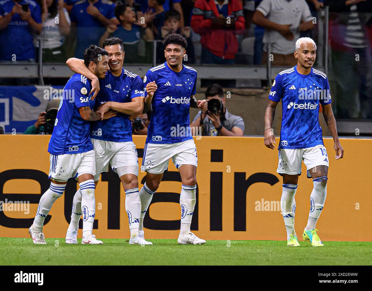 Belo Horizonte, Brasile. 19 giugno 2024. William di Cruzeiro festeggia dopo aver segnato il primo gol della sua squadra con Filipe Machado, Marlon, Matheus Pereira e William durante la partita tra Cruzeiro e Fluminense, per la serie A 20234 brasiliana allo stadio Mineirao, a Belo Horizonte il 19 giugno. Foto: Gledston Tavares/DiaEsportivo/Alamy Live News crediti: DiaEsportivo/Alamy Live News Foto Stock