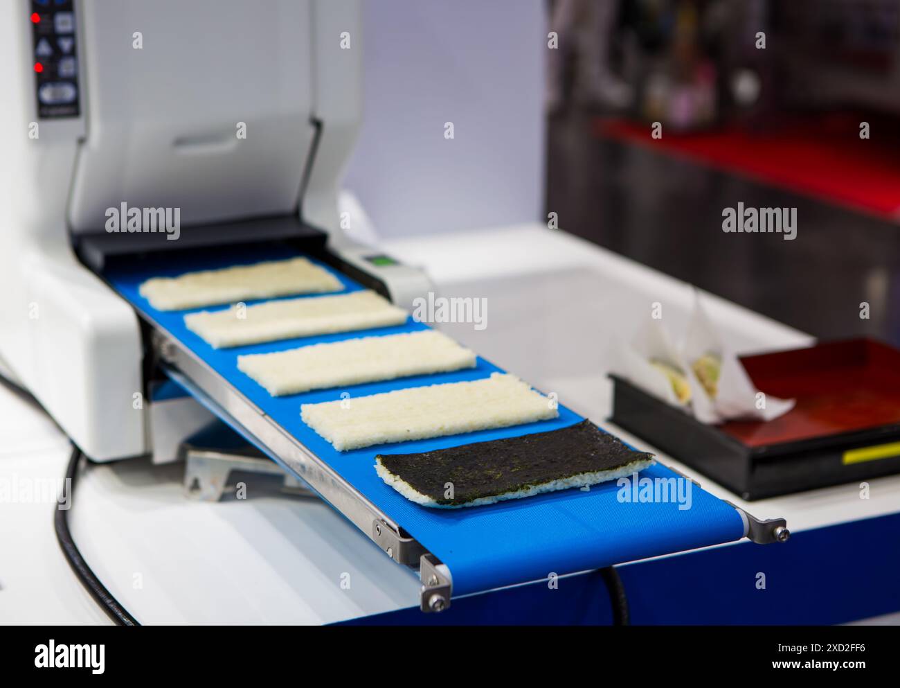 Macchina per preparare sushi Sashimi con cibo giapponese. Macchine per rotoli di riso per sushi Foto Stock