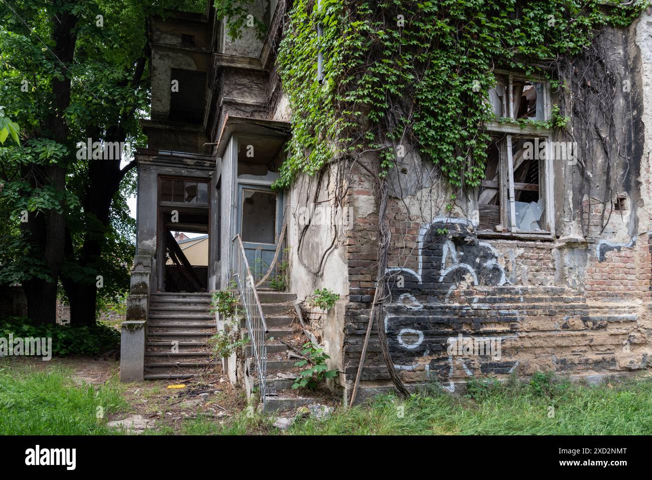 Casa abbandonata e abbandonata, sembra un po' spaventosa anche alla luce del giorno. Sarebbe l'ambiente ideale per una festa di Halloween. Foto Stock