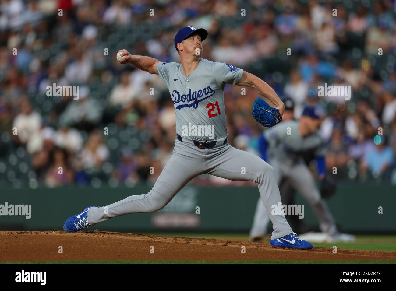 Walker Buehler n. 21 dei Los Angeles Dodgers lanciò un campo nel primo inning durante una partita contro i Colorado Rockies al Coors Field il 18 giugno, Foto Stock