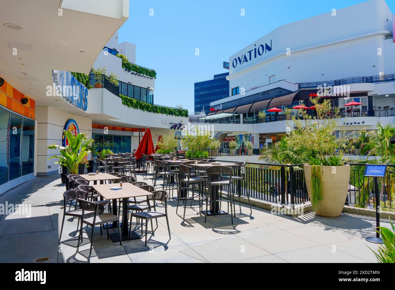 Los Angeles, California - 10 aprile 2024: Un'accogliente caffetteria con terrazza con tavoli presso il FIGat7th centro commerciale di Los Angeles. Foto Stock