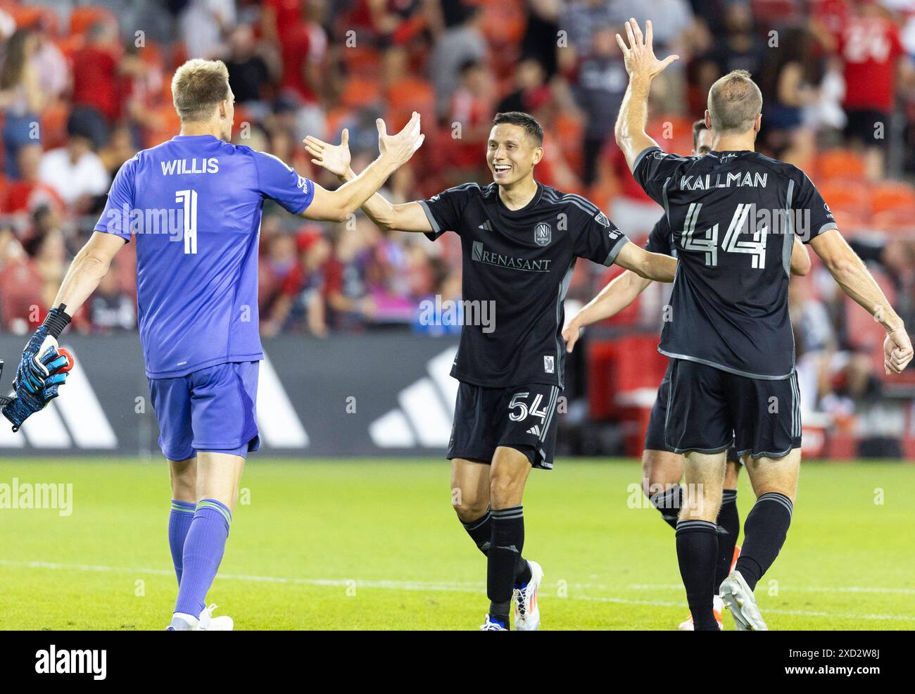 Toronto, Canada. 19 giugno 2024. I giocatori del Nashville SC celebrano la vittoria dopo la partita di Major League Soccer (MLS) 2024 tra Toronto FC e Nashville SC a Toronto, Canada, il 19 giugno 2024. Crediti: Zou Zheng/Xinhua/Alamy Live News Foto Stock