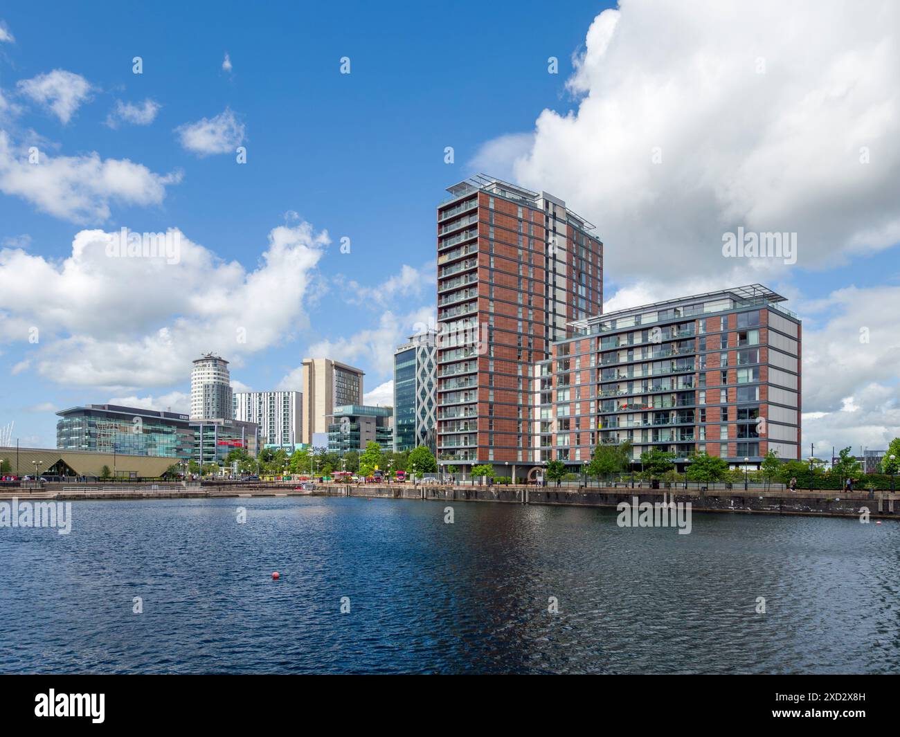 Gli appartamenti BBC Studios e City Lofts di MediaCityUK si affacciano sul bacino di Huron a Salford Quays, Salford, Greater Manchester, Inghilterra. Foto Stock