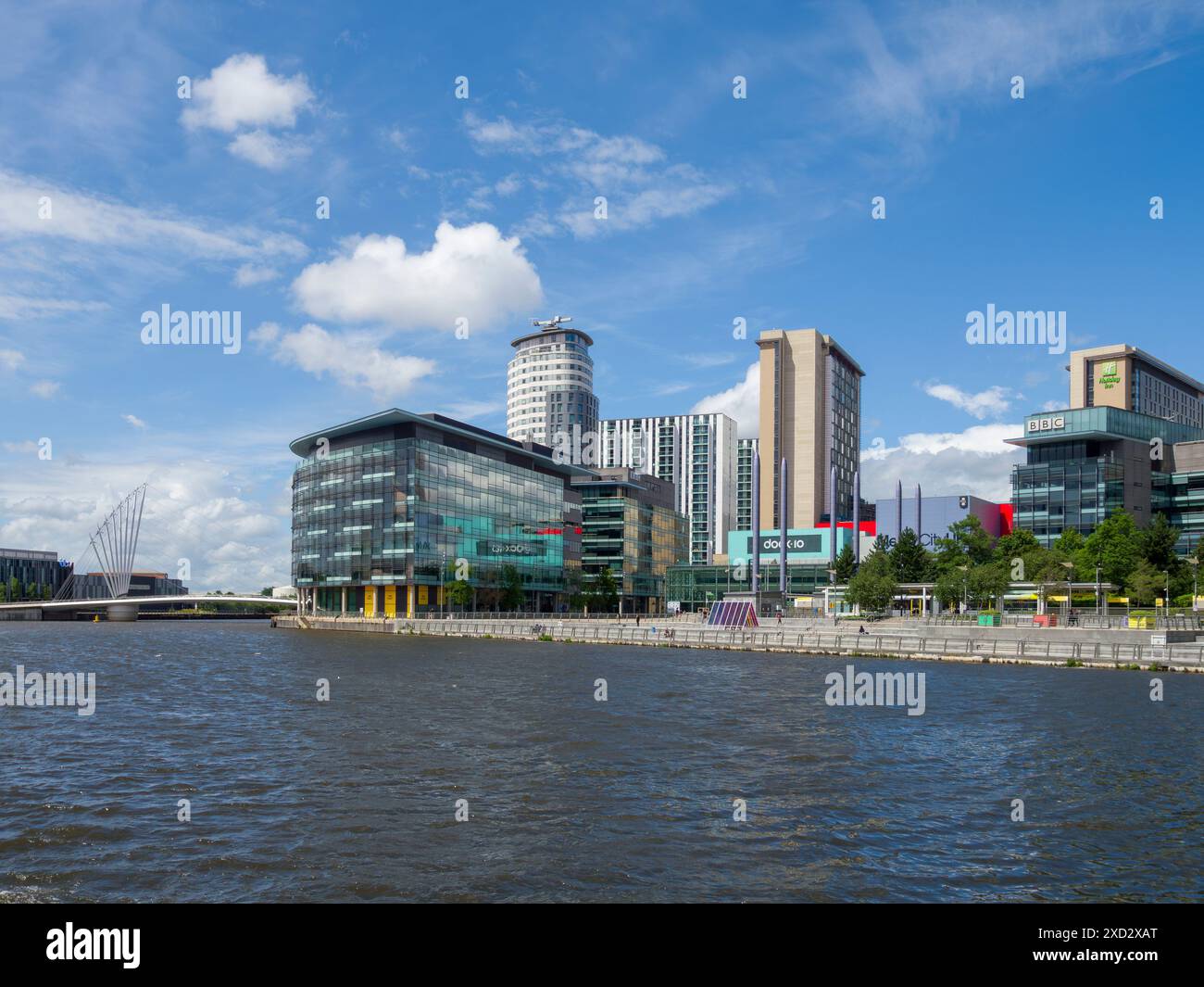 BBC Studios a MediaCityUK accanto a Huron Basin a Salford Quays, Salford, Greater Manchester, Inghilterra. Foto Stock