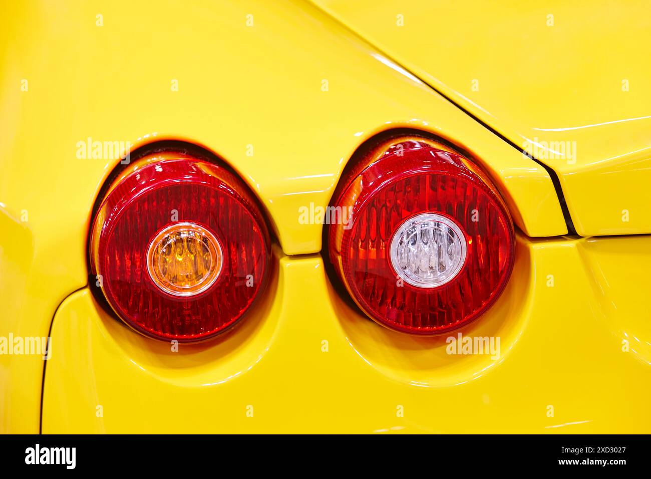 Dettaglio luci posteriori auto sportive gialle. Design elegante. Industria automobilistica Foto Stock