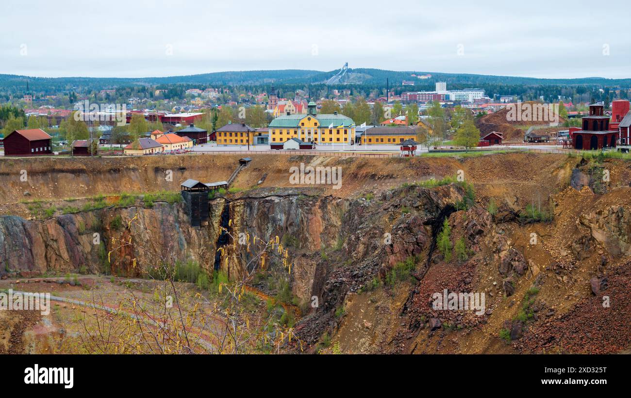 Vista della miniera di rame di Falu in Svezia con il famoso salto con gli sci sullo sfondo. Foto di Falun nella contea di Dalarna in Svezia Foto Stock