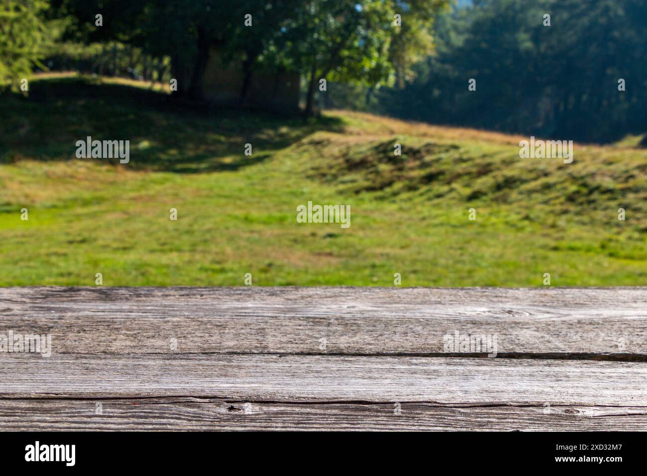 Tavolo in legno con fresca atmosfera mattutina paesaggio montano Foto Stock