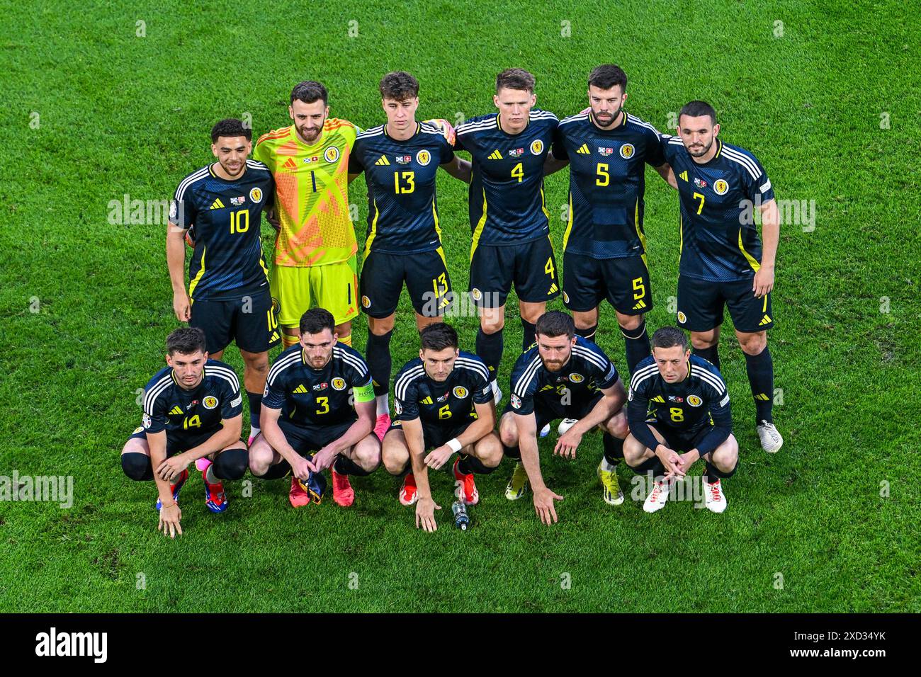 Team Scotland [Ché Adams (10) di Scozia, portiere Angus Gunn (1) di Scozia, Jack Hendry (13) di Scozia, Scott McTominay (4) di Scozia, Grant Hanley (5) di Scozia, John McGinn (7) di Scozia e Billy Gilmour (14) di Scozia, Andrew Robertson (3) di Scozia, Kieran Tierney (6) di Scozia, Anthony Ralston (2) di Scozia, Callum McGregor (8) di Scozia ) prima di una partita di calcio tra le squadre nazionali di Scozia e Svizzera nella seconda giornata del gruppo A nella fase a gironi del torneo UEFA Euro 2024, mercoledì 19 giugno 2024 a Colonia, Germania . FOTO S Foto Stock