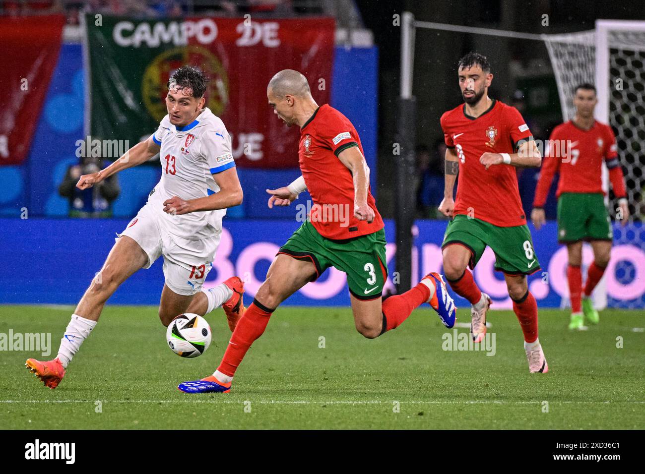 L-R Mojmir Chytil (CZE), Pepe (PRT) e Bruno Fernandes (PRT) in azione durante la partita tra Repubblica Ceca e Portogallo all'interno della European Football Cham Foto Stock