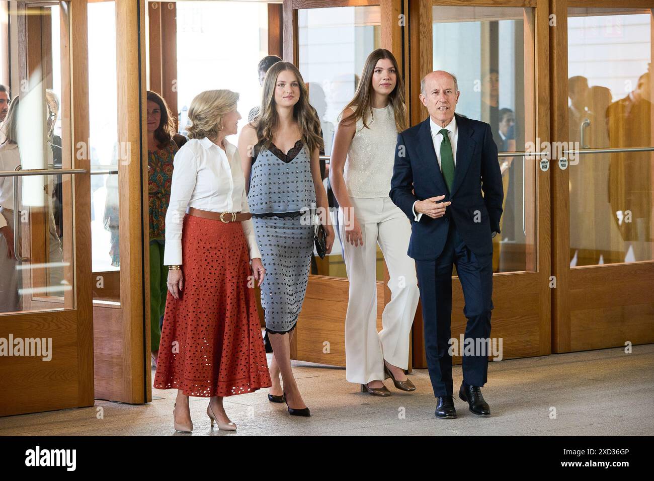 La Principessa Leonor di Spagna e la Principessa Sofia di Spagna partecipano a un incontro con i giovani e visitano la Galleria delle collezioni reali il 19 giugno 2 Foto Stock