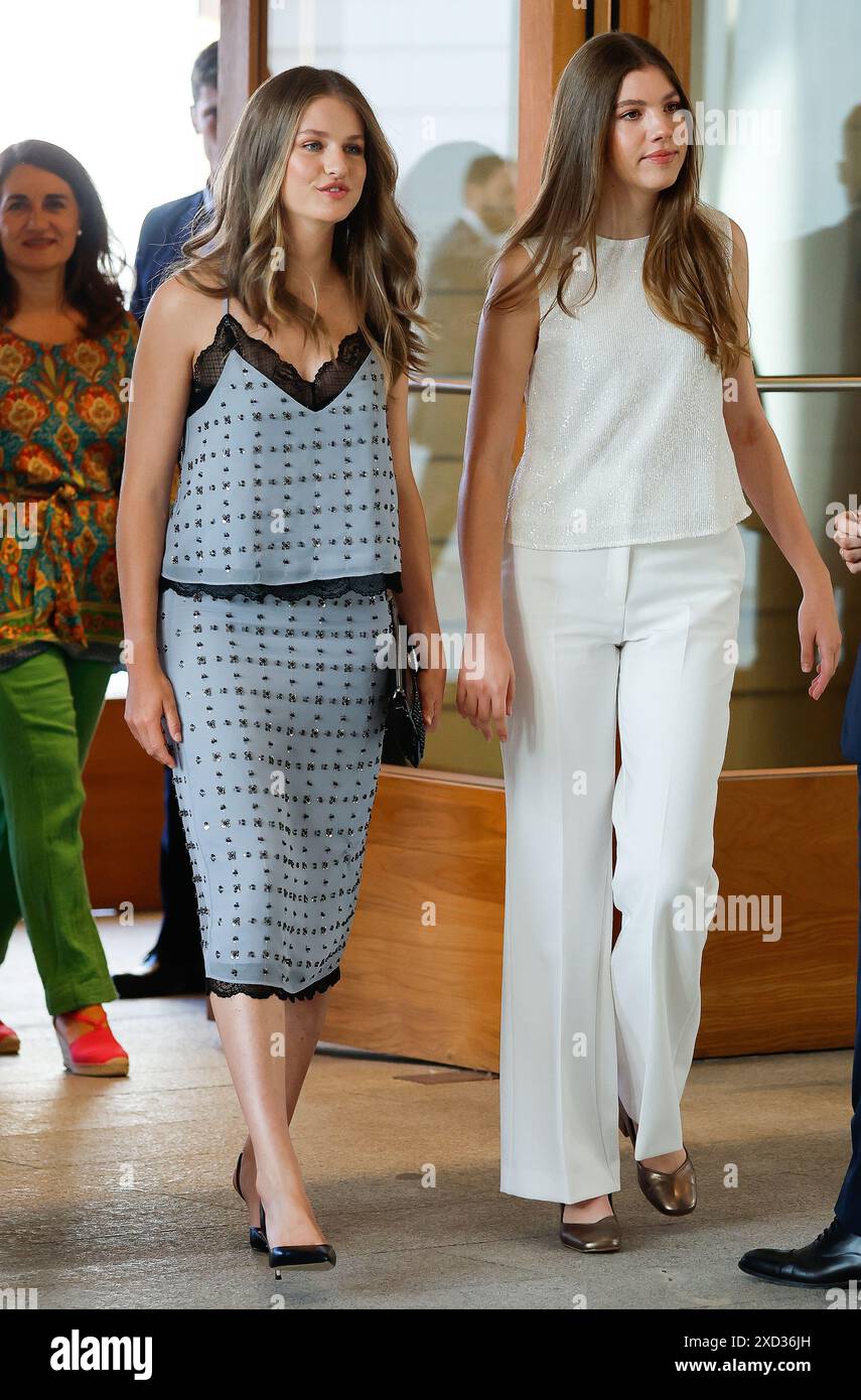 Principessa delle Asturie Leonor de Borbon e principessa Sofia che partecipano a una visita alle collezioni reali durante il 10 anniversario della proclamazione dello spagnolo Foto Stock