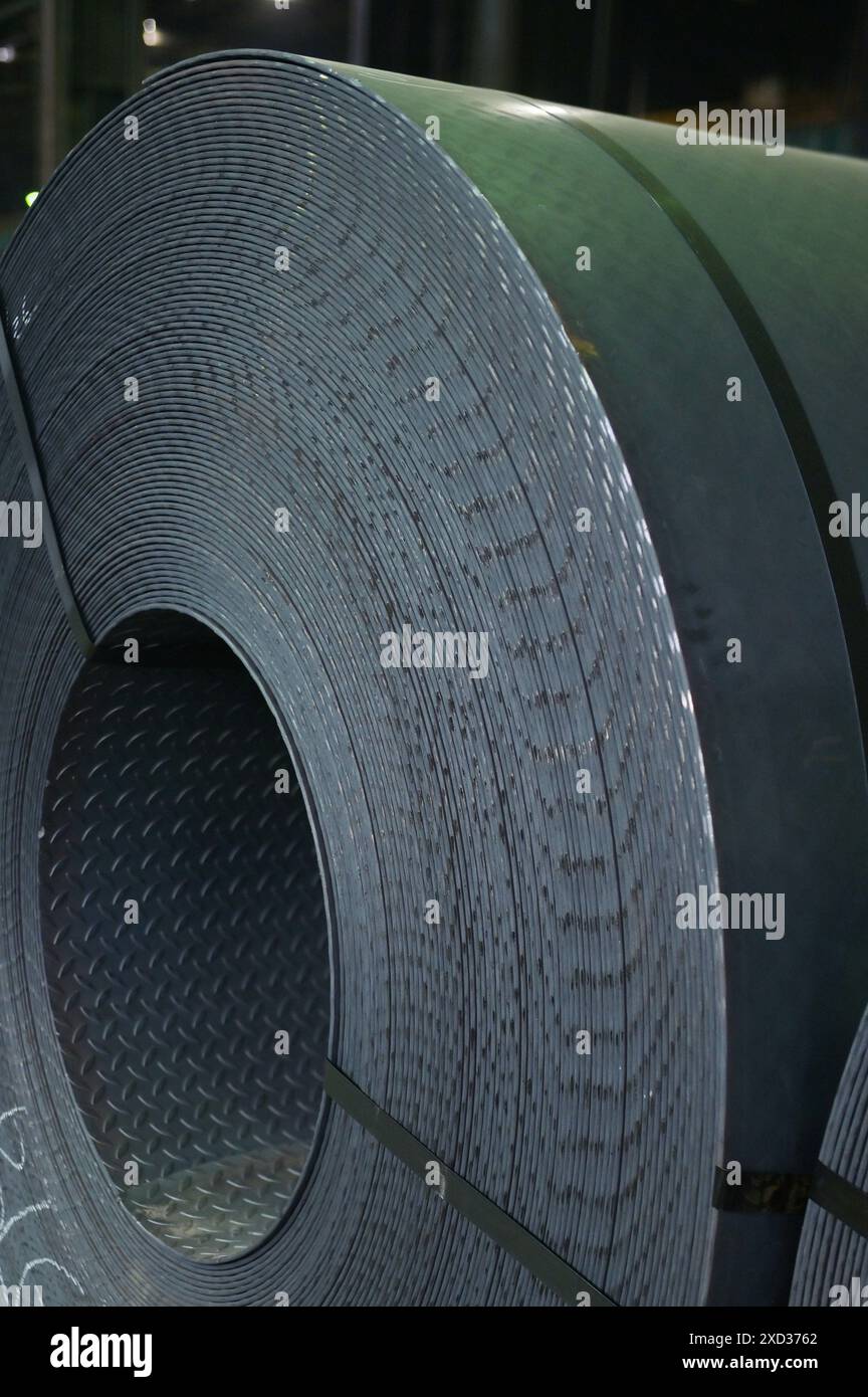 Bobine di acciaio caldo laminate nell'acciaieria Foto Stock