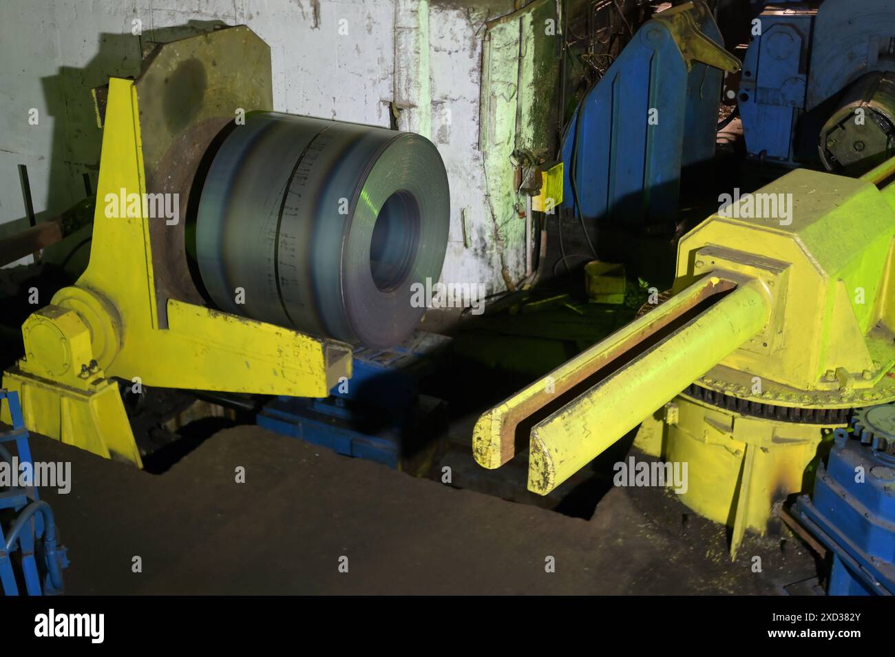 Bobine di acciaio caldo laminate nell'acciaieria Foto Stock