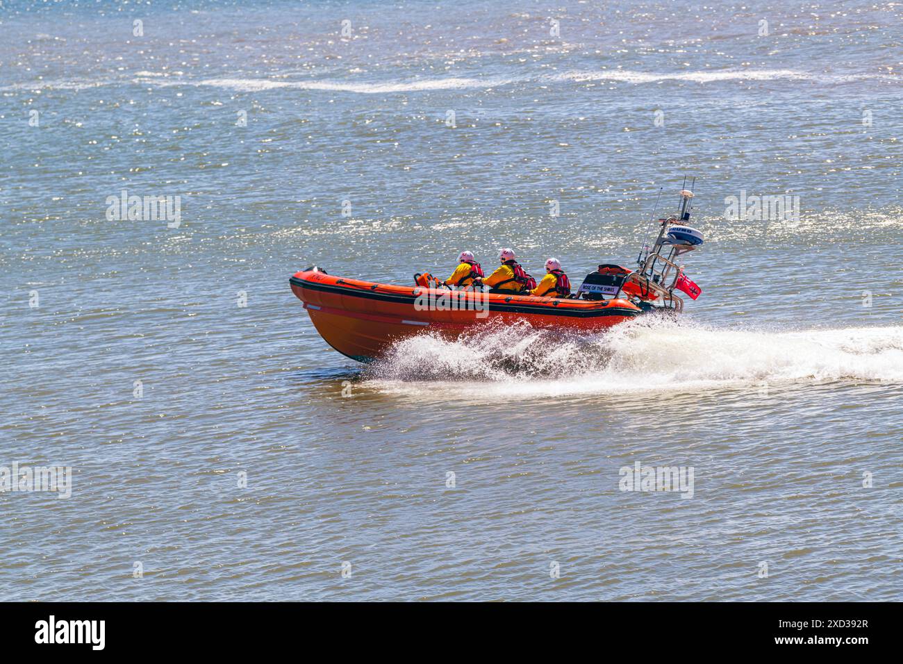 La RNLI Rose of the Shires in azione al Rescue Fest 2024, al largo di Porthcawl, Regno Unito. 16 giugno 2024. Foto Stock