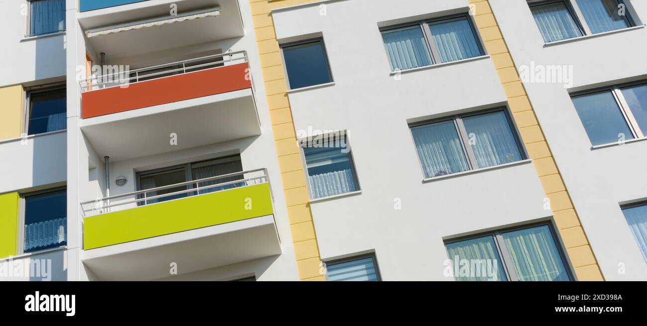 Edificio prefabbricato ristrutturato. Un'immagine sull'edilizia popolare Foto Stock