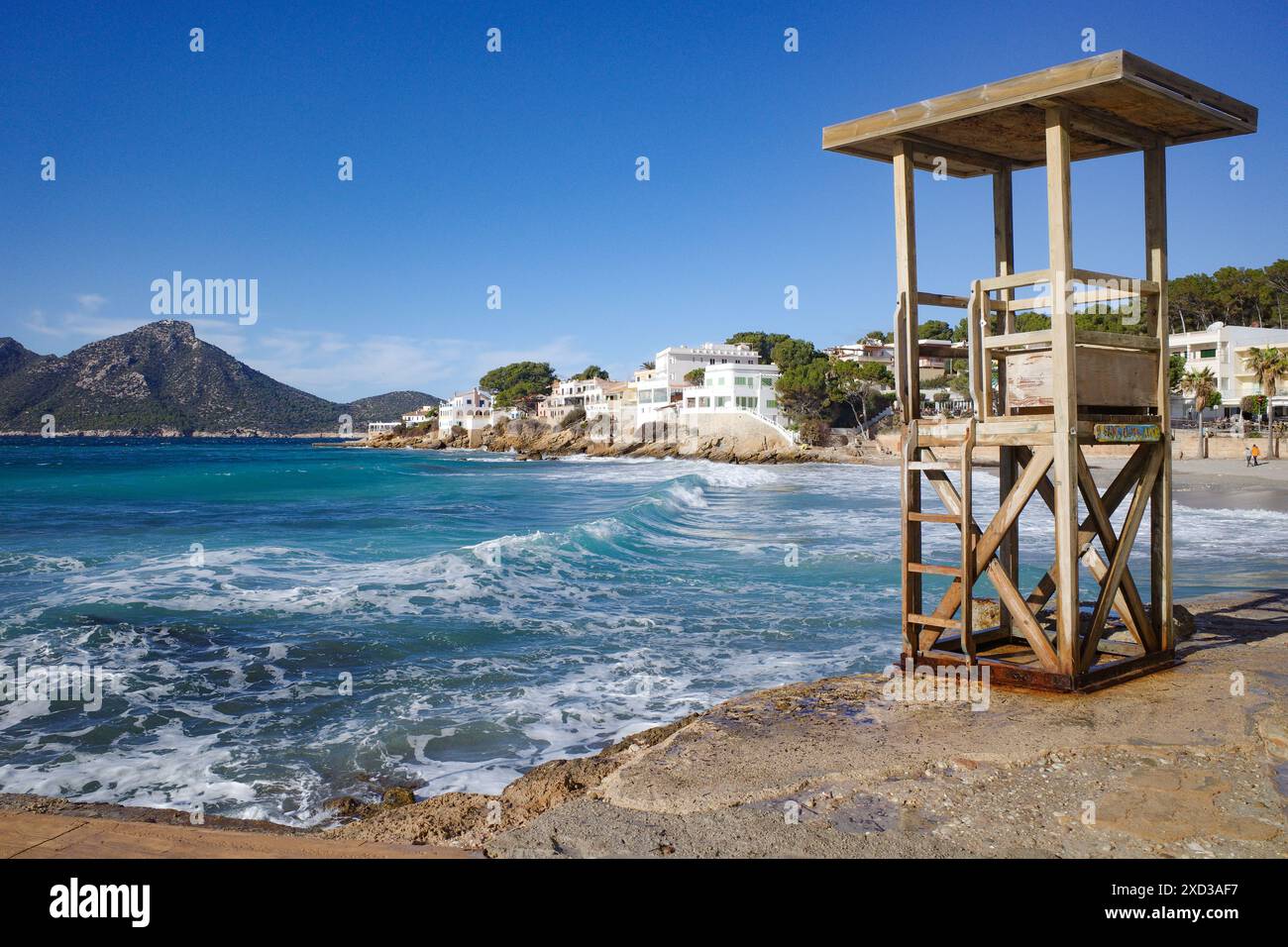 Sant Elm, Spagna - 15 gennaio 2024: Spiaggia di Sant Elm e isola sa Dragonera, Maiorca Foto Stock