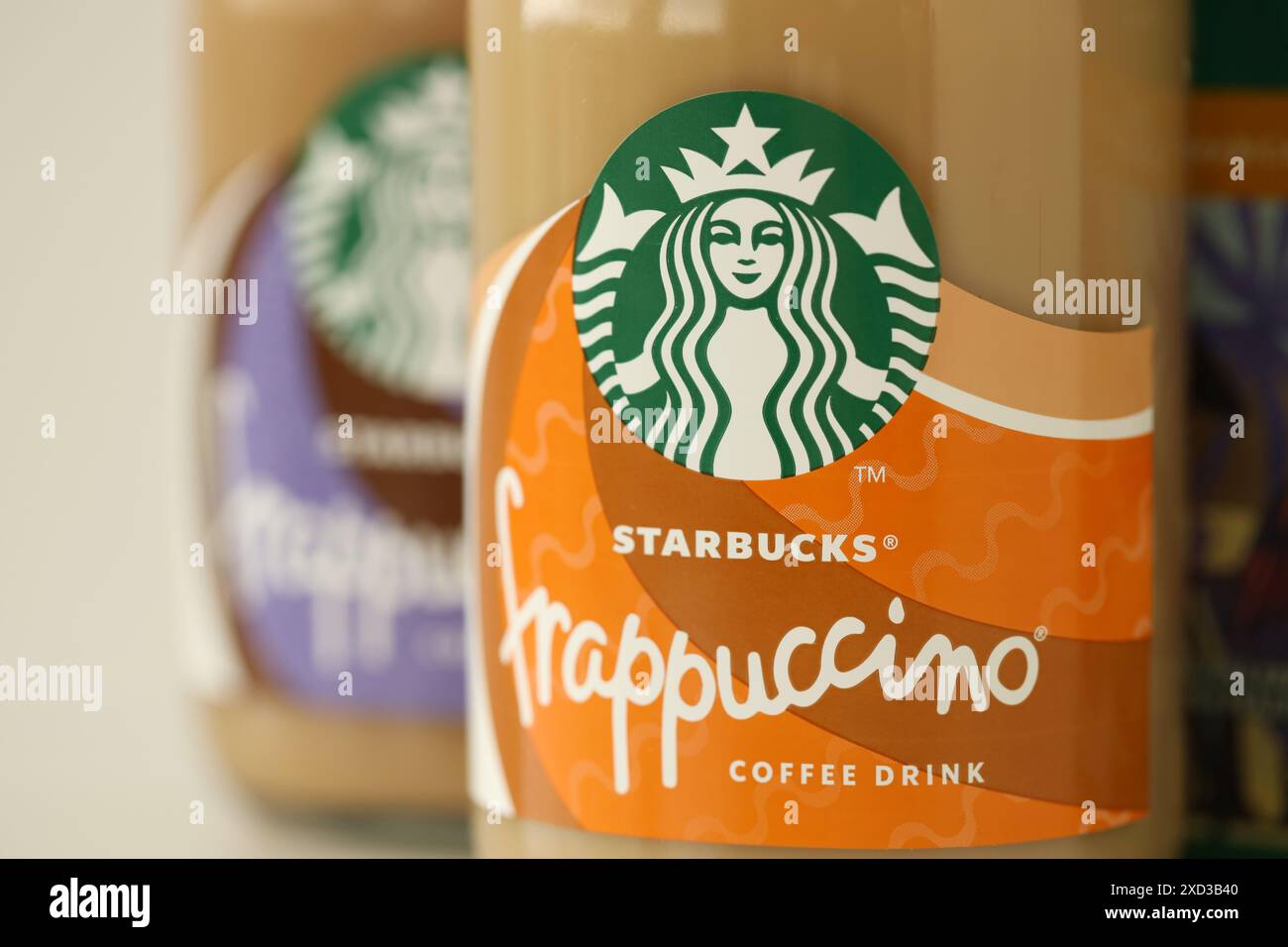 KIEV, UCRAINA - 20 APRILE 2024 Starbucks Frappuccino Coffee drink. Starbucks con sede a Seattle è la più grande azienda di caffè al mondo, con oltre 20.000 negozi in 62 paesi Foto Stock