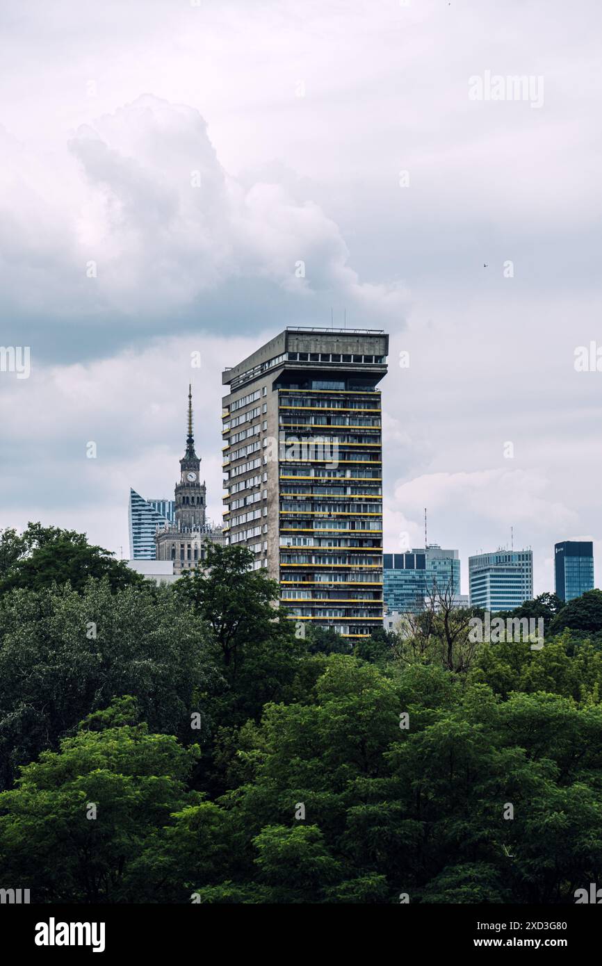 Skyline urbano con alberi a Varsavia Foto Stock