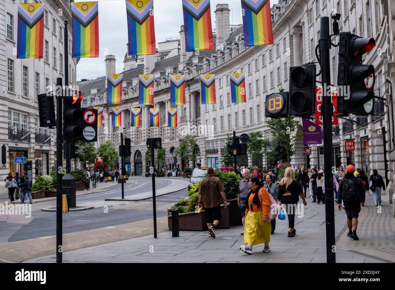 Intersex Inclusive Pride bandiere alte sopra Regent Street in anticipo della parata Pride in London il 9 giugno 2024 a Londra, Regno Unito. La bandiera include strisce per rappresentare le comunità LGBTQ+, con colori della bandiera orgoglio transgender, accanto al cerchio e alla bandiera intersex. Foto Stock