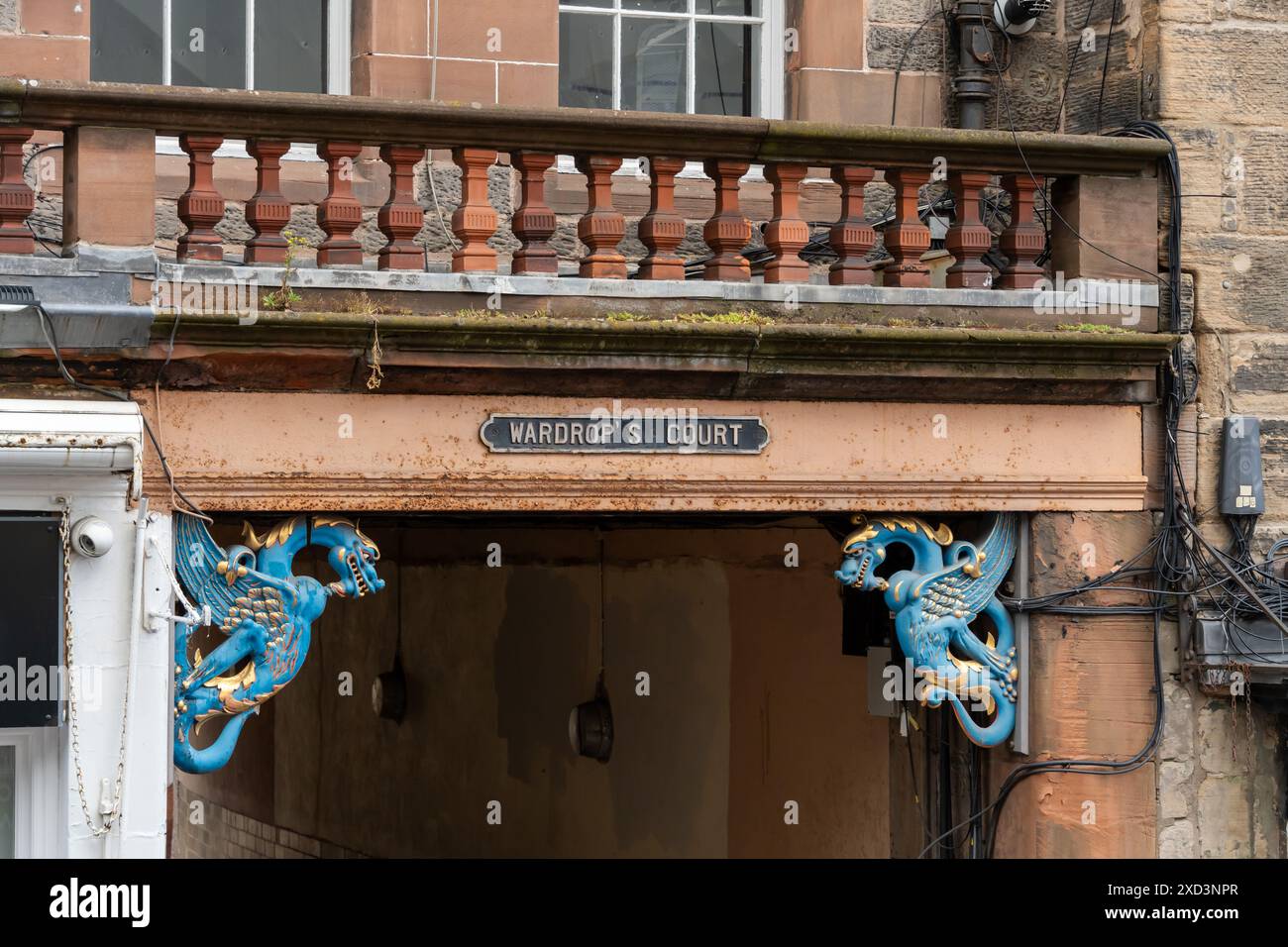 Edimburgo, Scozia, Regno Unito. Ingresso al Wardrop's Court con draghi blu. Foto Stock