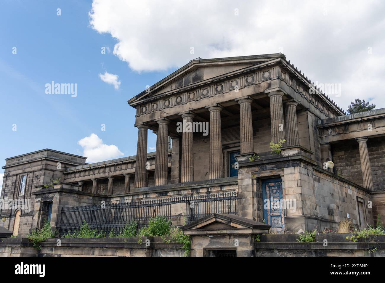 Edimburgo, Scozia, Regno Unito. La Old Royal High School, conosciuta anche come New Parliament House, un edificio neoclassico vacante del XIX secolo su Calton Hill Foto Stock