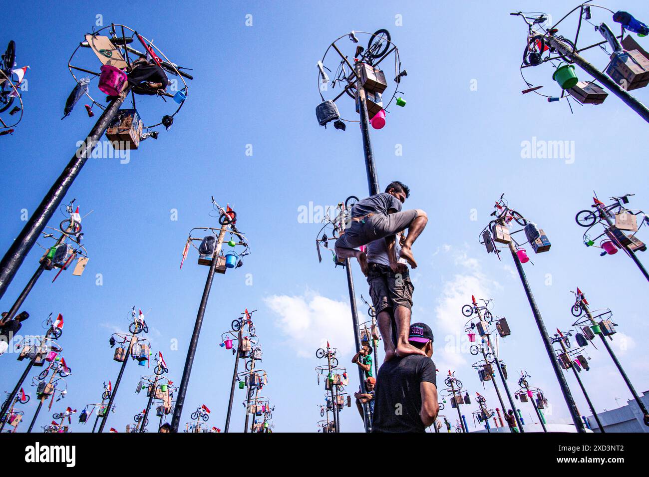 17 agosto 2009, Giacarta, Indonesia: Panjat Pinang o Gavy Pole Climbing, una celebrazione della Giornata dell'Indipendenza ad Ancol, Giacarta, Indonesia. Foto Stock