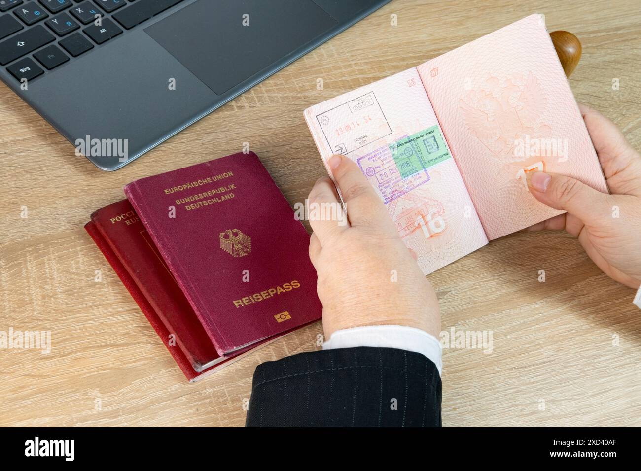 Primo piano donne di pattuglia di frontiera che ispezionano meticolosamente passaporti stranieri, sicurezza e controllo delle frontiere, procedure per passaporti e visti Foto Stock