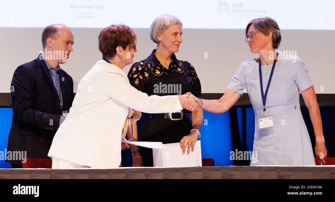 Hasselt University Educational Head of Nuclear Technology Wouter Schroeyers, Hasselt University Vice Rettore Education Wanda Guedens, Norwegian University of Life Sciences Rector Siri Fjellheim e Norwegian University of Life Sciences Faculty Dean Ågot Aakra, nella foto della cerimonia di firma tra imprese belghe e norvegesi, parte di una missione economica in Norvegia, mercoledì 19 giugno 2024. La principessa belga sta guidando una delegazione belga per discutere la transizione energetica, l'economia circolare, le scienze della vita e il design nei prossimi quattro giorni. BELGA FOTO BENOIT DOPPAGNE Foto Stock
