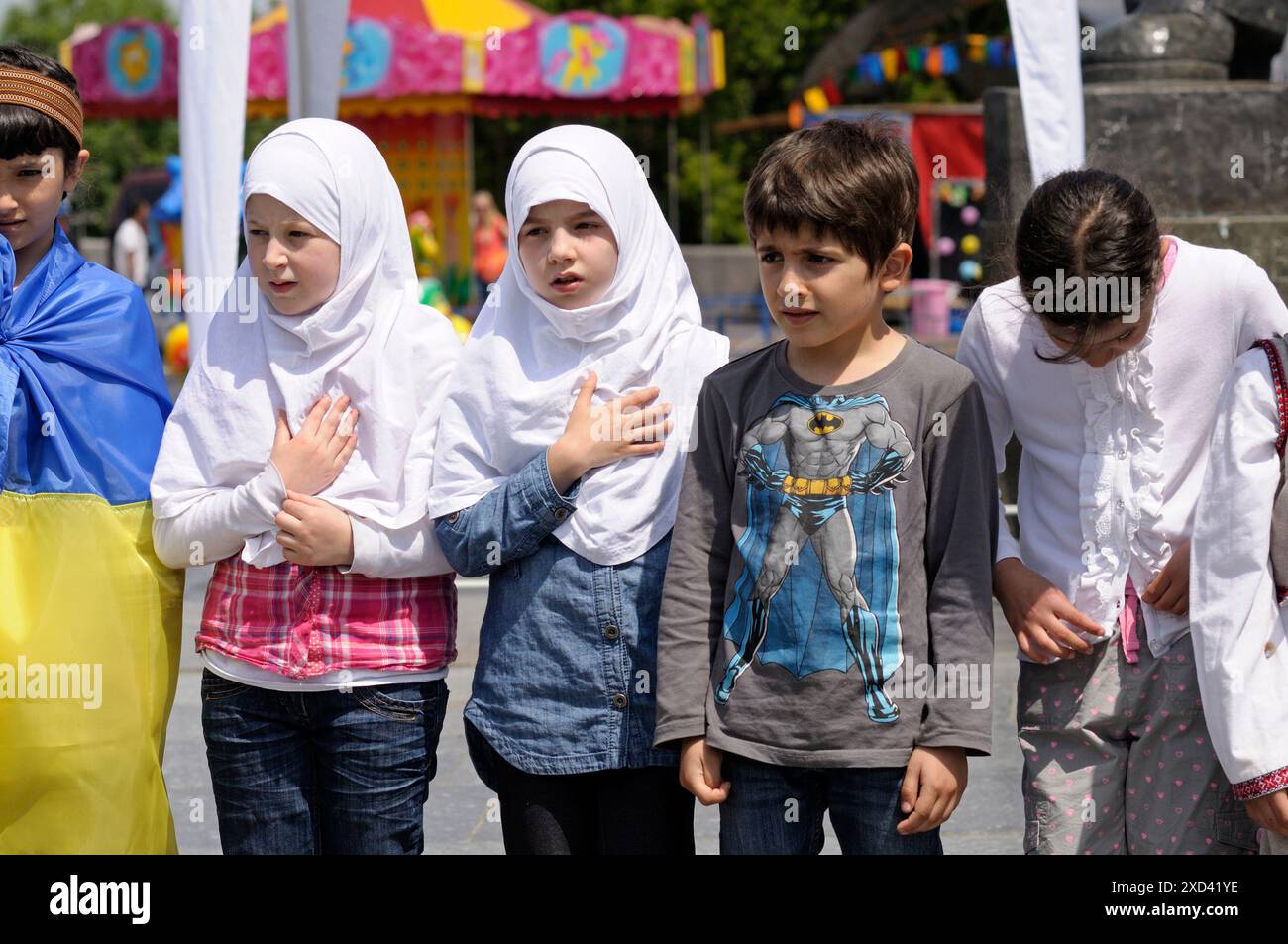 Tartari di Crimea bambini ragazzi ragazze in hijab in piedi per strada cantando inno Ucraina, flash mob. 12 maggio 2018. Kiev, Ucraina Foto Stock