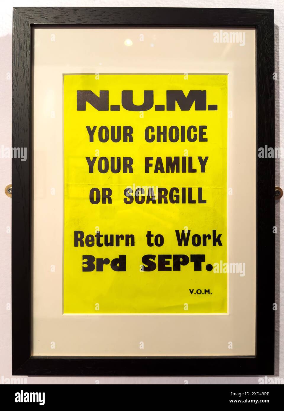 Un poster del Miner's Strike del 1984 in mostra al National Coal Mining Museum for England, a Overton, Wakefield, West Yorkshire, Regno Unito. Foto Stock